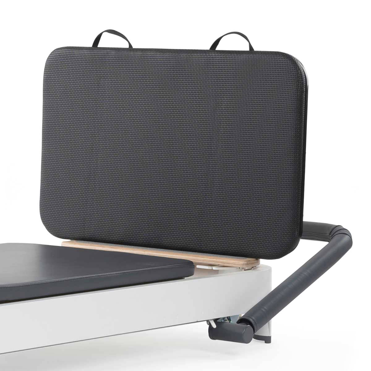 <strong>Jumpboard</strong><br>
<br>
<p><strong>L'accessorio indispensabile e sfidante per il tuo Reformer.</strong></p>
<p>
Espandi il tuo repertorio e allena il core e la parte inferiore del corpo combinando il cardio con la resistenza delle molle sul tuo Reformer.
</p>