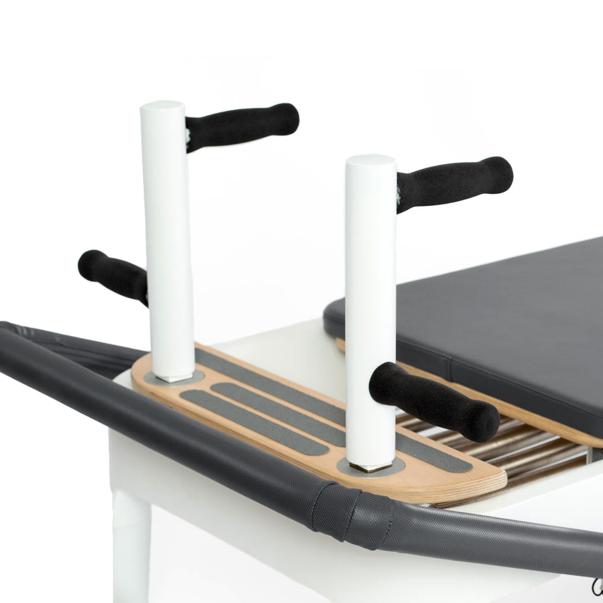 <strong>Plank Bar</strong><br>
<br>
<p><strong>Nuove opzioni per le varianti di Plank e non solo. </strong></p>
<p>
Con 8 differenti opzioni di posizionamento, offrono numerose variazioni di plank e di esercizi che richiedono il supporto delle braccia. Le maniglie di facile presa sono imbottite e sagomate per il massimo comfort.
</p>