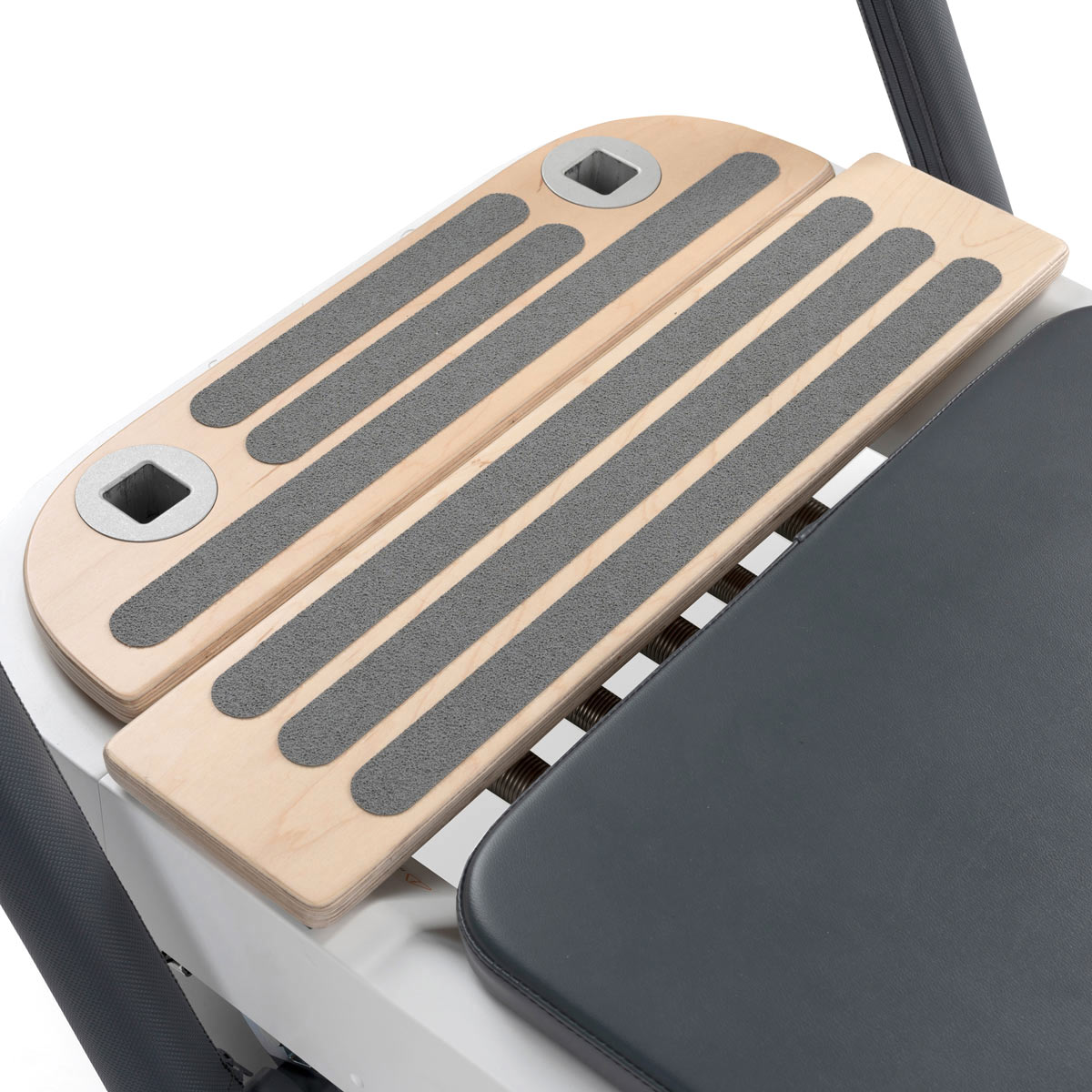 <strong>Standing Platform Extender</strong><br>
<br>
<p><strong>Una superficie più grande per una maggiore funzionalità.</strong></p>
<p>
Facile da installare (e rimuovere), offre una maggiore superficie per esercizi in piedi, in ginocchio e supini, migliorando stabilità e funzionalità e permettendo una gamma più ampia di esercizi.
</p>