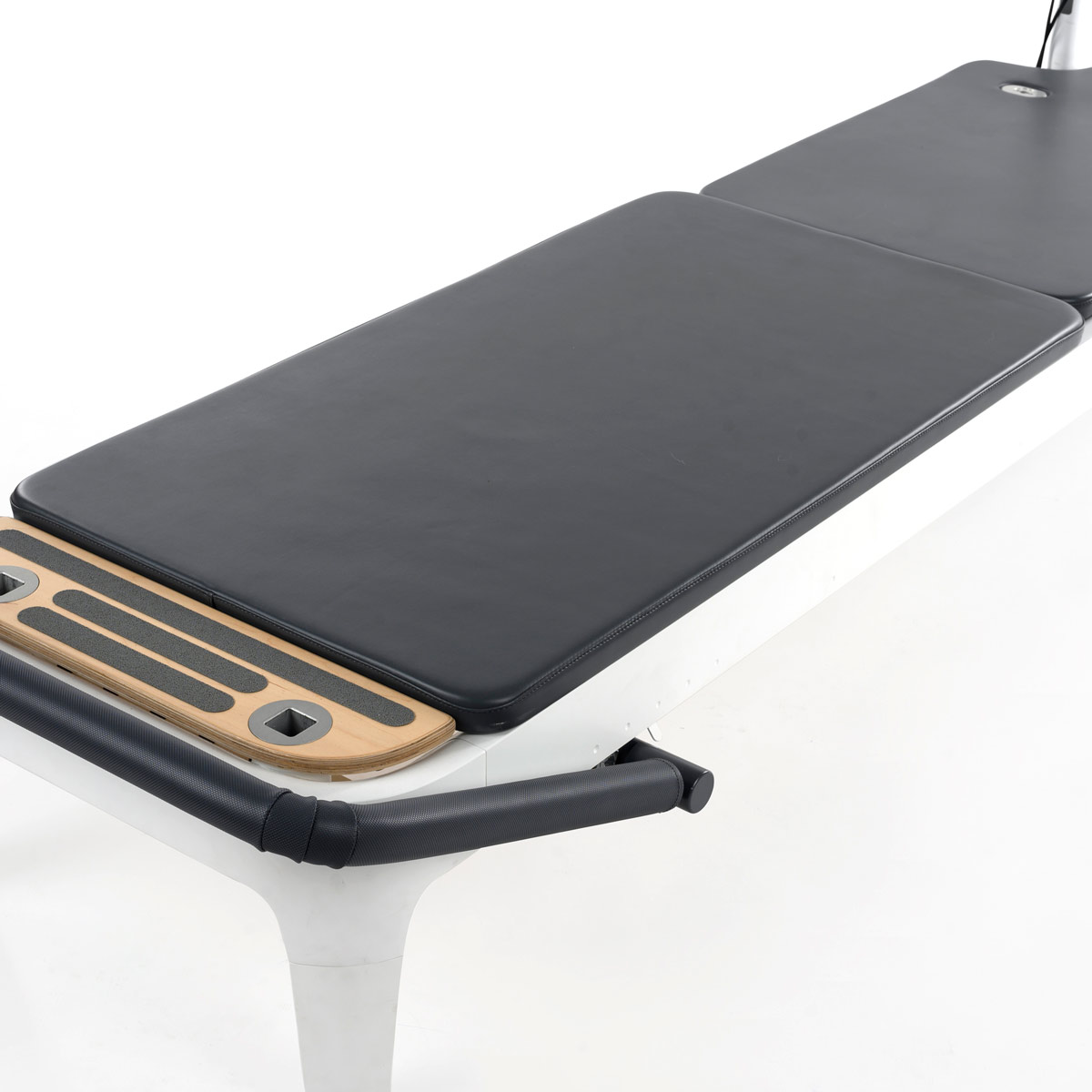 <strong>Mat Conversion</strong><br>
<br>
<p><strong>Un unico piano di lavoro nel tuo Reformer. </strong></p>
<p>
Sposta il carrello verso i Riser e inserisci il Mat. In combinazione con la Tower, permette di eseguire l'80% degli esercizi del repertorio Trapeze Table, oltre ai classici esercizi Reformer. Colore grigio. </p>