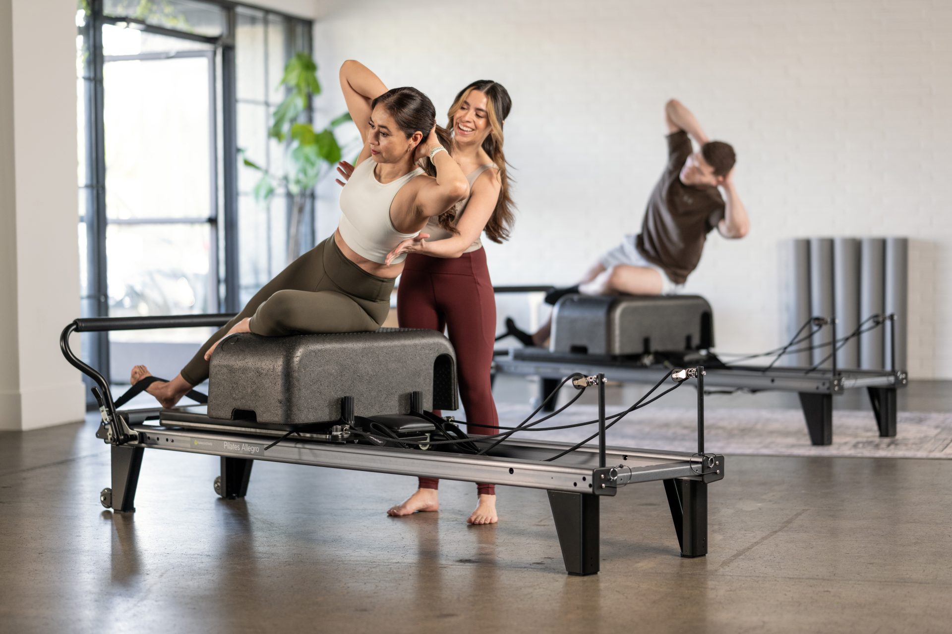 Lezione pilates di gruppo su allegro reformer