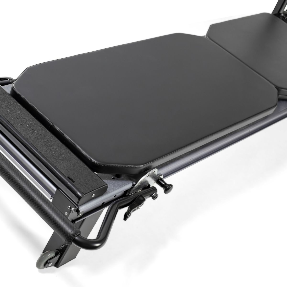 <strong>Mat Conversion</strong><br>
<br>
<p><strong>Un unico piano di lavoro nel tuo Reformer. </strong></p>
<p>
Sposta il carrello verso i Riser e inserisci il Mat. In combinazione con la Tower, permette di eseguire l'80% degli esercizi del repertorio Trapeze Table, oltre ai classici esercizi Reformer. Colore nero.
</p>