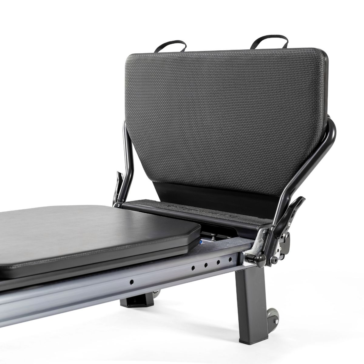 <strong>Jumpboard</strong><br>
<br>
<p><strong>L'accessorio indispensabile e sfidante per il tuo Reformer.</strong></p>
<p>
Espandi il tuo repertorio e allena il core e la parte inferiore del corpo combinando il cardio con la resistenza delle molle sul tuo Reformer.
</p>