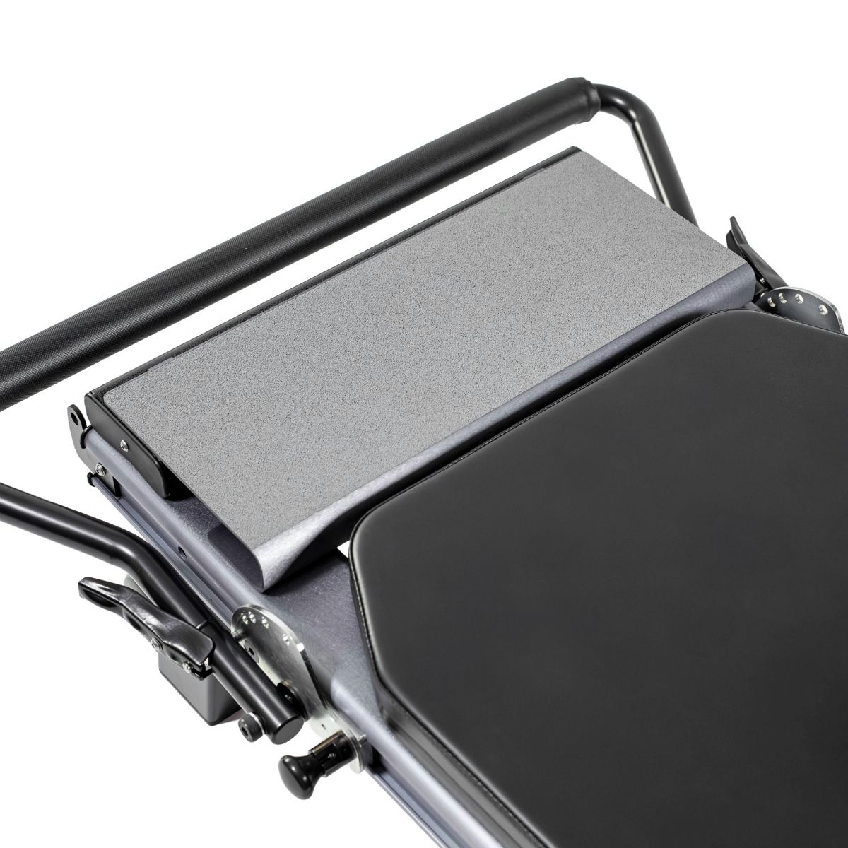<strong>Standing Platform Extender</strong><br>
<br>
<p><strong>Una superficie più grande per una maggiore funzionalità.</strong></p>
<p>
Facile da installare (e rimuovere), offre una maggiore superficie per esercizi in piedi, in ginocchio e supini, migliorando stabilità e funzionalità e permettendo una gamma più ampia di esercizi.
</p>
