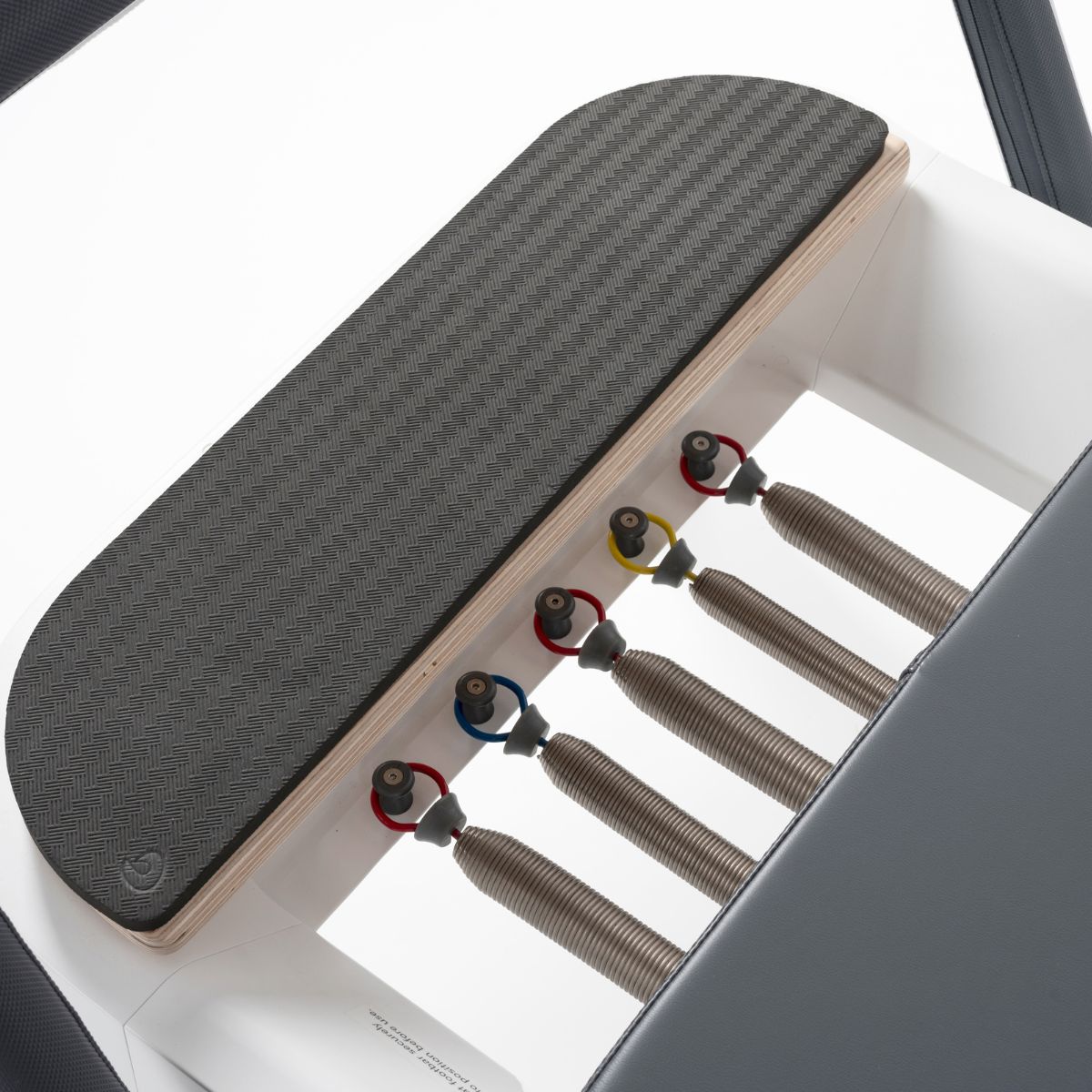 <strong>Standing Platform Pad</strong><br>
<br>
<p><strong>Il pad sagomato che unisce comfort e stabilità.</strong></p>
<p> 
Progettato per la standing platform di Allegro 2 Reformer, offre un appoggio sicuro e confortevole per mani, piedi e ginocchia durante gli esercizi.
La superficie antiscivolo e il design ergonomico migliorano la presa e il sostegno, garantendo una sensazione di comfort superiore in ogni posizione e movimento.
</p>