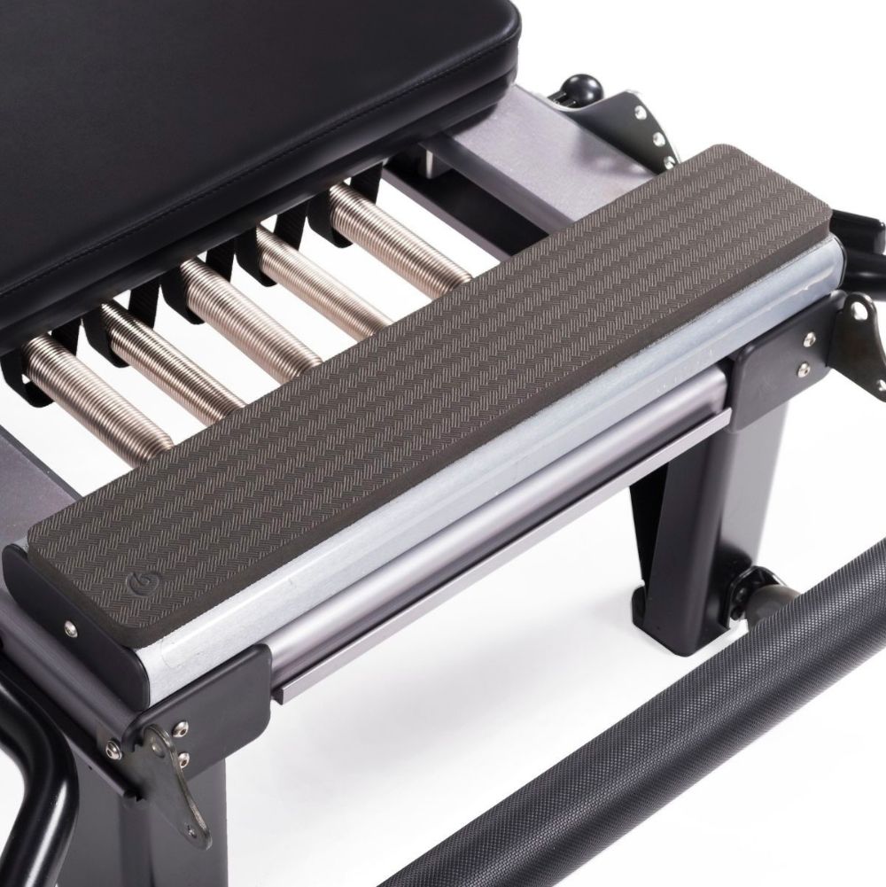 <strong>Standing Platform Pad</strong><br>
<br>
<p><strong>Il pad sagomato che unisce comfort e stabilità.</strong></p>
<p>
Progettato per la standing platform di Allegro Nextgen Reformer, offre un appoggio sicuro e confortevole per mani, piedi e ginocchia durante gli esercizi.
La superficie antiscivolo e il design ergonomico migliorano la presa e il sostegno, garantendo una sensazione di comfort superiore in ogni posizione e movimento.
</p>