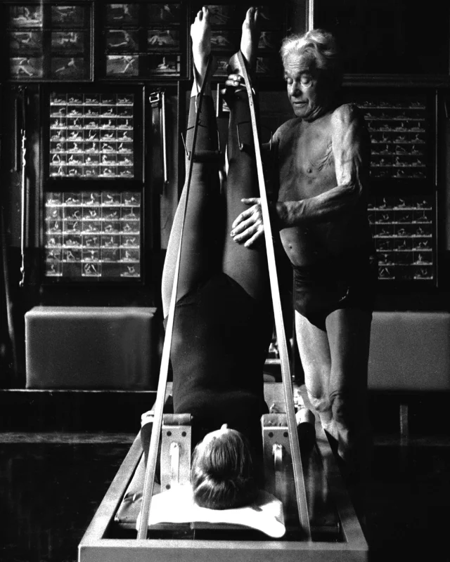 Quando Chuck Rapoport scattò il servizio su Joe Pilates per Sports Illustrated fu subito colpito dalla personalità magnetica di Joe, dalla sua presenza intensa e fuori dal comune.
Solo più tardi, però, comprese che ciò a cui aveva assistito in quel set era l’inizio di un movimento destinato a superare il tempo e i confini, fino a diventare un fenomeno mondiale.

🎥 Ascolta il suo racconto e rivivi la sua esperienza.