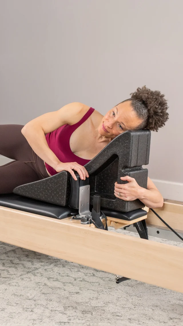 ✨ 𝗦𝗰𝗼𝗽𝗿𝗶 𝗹𝗮 𝗻𝗼𝘃𝗶𝘁𝗮̀ 𝗣𝗶𝗹𝗮𝘁𝗲𝘀 𝗔𝗻𝗴𝗹𝗲®

Il nuovo supporto leggero ed ergonomico pensato per migliorare la postura durante gli esercizi e rendere i movimenti più accessibili e confortevoli.
Ideale per chi soffre di mal di schiena, ha una mobilità ridotta o per le donne in gravidanza che cercano maggiore supporto durante l’allenamento.
Perfetto sia sul reformer che nel matwork, ti aiuta a trovare la posizione corretta e a lavorare con più controllo.

Guarda il video e scopri 𝗣𝗶𝗹𝗮𝘁𝗲𝘀 𝗔𝗻𝗴𝗹𝗲® con il nostro Educator Sergio Sgambati
@sergiosgambatipilates ✨

Più info in bio ⬆

#PilatesAngle #PilatesEquipment #BalancedBodyEquipment #AttrezzaturePilates #PilateForReal