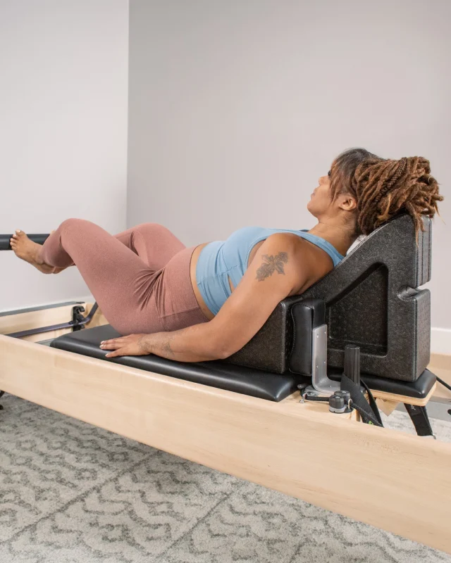 Ascoltare il proprio corpo è essenziale e lo è, ancora di più, in gravidanza, un momento di trasformazione profonda in cui il corpo cambia giorno dopo giorno.

Pilates Angle è uno strumento prezioso perché offre il supporto di cui si ha bisogno per ridurre la pressione lombare ed evitare la posizione completamente piatta della schiena che potrebbe limitare la circolazione sanguigna, migliorando sicurezza e benessere durante la pratica Pilates.

#PilatesAngle #PilatesEquipment #BalancedBodyEquipment #AttrezzaturePilates #PilatesInGravidanza #PilateForReal