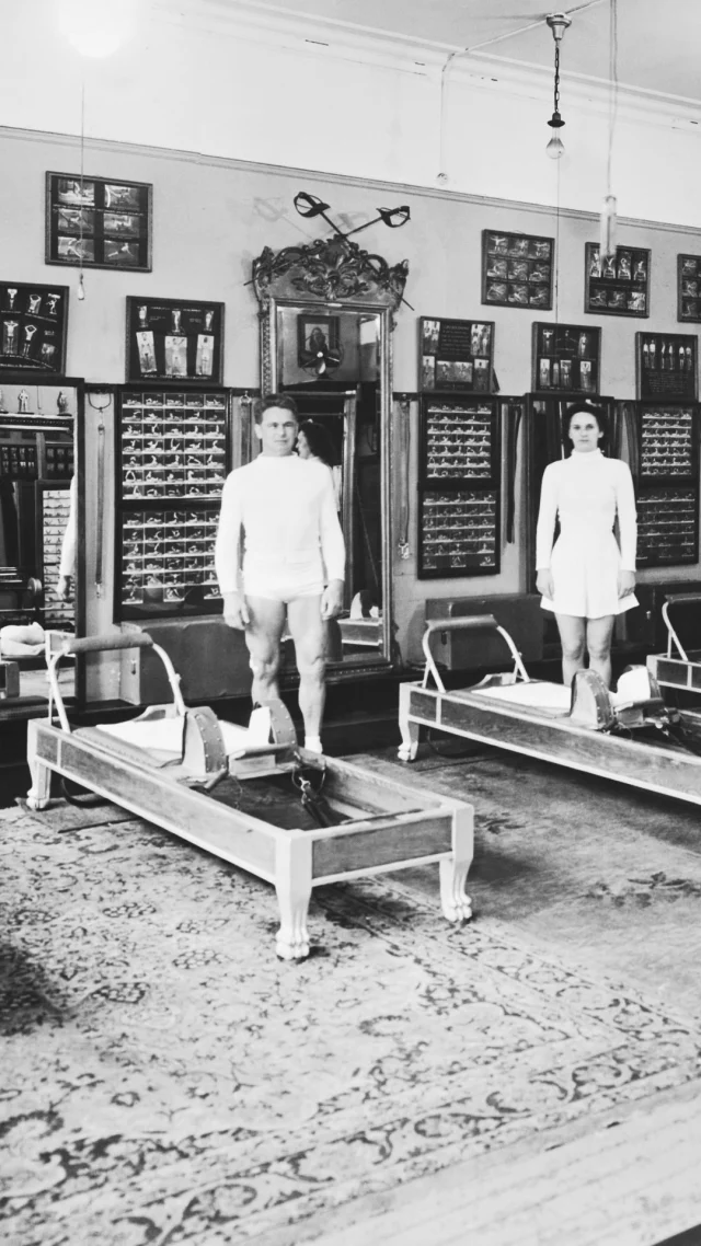Un secolo di movimento. 50 anni di evoluzione.

Due storie che si intrecciano e trasformano i luoghi del Pilates in spazi di benessere dove l’ingegneria del movimento incontra l’estetica dell’arredo.

Al Fuori Salone celebriamo questo dialogo tra passato e presente che continua a ispirare e disegnare il futuro del movimento.

#100YearsOfMovement #50YearsBalancedBody #PilatesForReal #FuoriSalone #MilanoDesignWeek